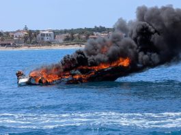 Barca in fiamme al largo di Noto, salvati due diportisti