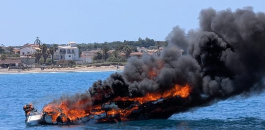 Barca in fiamme al largo di Noto, salvati due diportisti