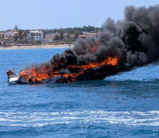 Barca in fiamme al largo di Noto, salvati due diportisti