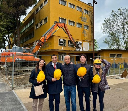 Al via la demolizione dell’ex colonia Enel di Rimini, nasce una nuova piazza sul mare