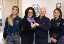 Perde la fede nuziale a Bologna, la Polizia gliela restituisce nel giorno dell’anniversario