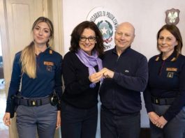 Perde la fede nuziale a Bologna, la Polizia gliela restituisce nel giorno dell’anniversario