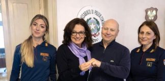 Perde la fede nuziale a Bologna, la Polizia gliela restituisce nel giorno dell’anniversario