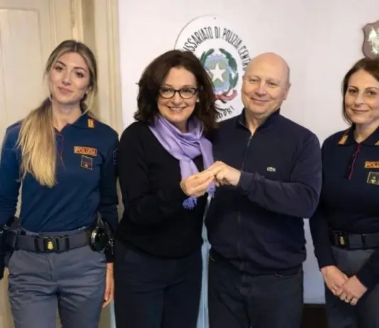 Perde la fede nuziale a Bologna, la Polizia gliela restituisce nel giorno dell’anniversario
