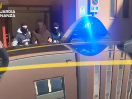 Vendevano droga sui social e spedivano in tutta Italia con base tra Caltanissetta e Napoli, due arresti