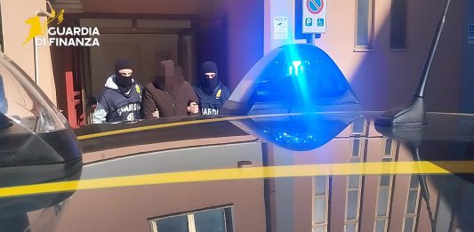 Vendevano droga sui social e spedivano in tutta Italia con base tra Caltanissetta e Napoli, due arresti