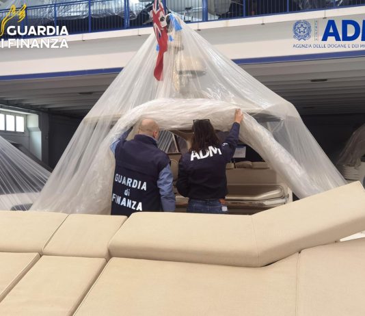Sequestrato yacht irregolare da 600 mila euro a Olbia, denunciato il proprietario