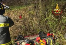 Auto finisce ribaltata in un canale nel Maceratese, occupanti salvati dai Vigili del Fuoco