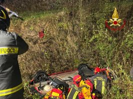 Auto finisce ribaltata in un canale nel Maceratese, occupanti salvati dai Vigili del Fuoco