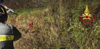 Auto finisce ribaltata in un canale nel Maceratese, occupanti salvati dai Vigili del Fuoco