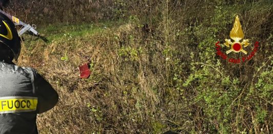 Auto finisce ribaltata in un canale nel Maceratese, occupanti salvati dai Vigili del Fuoco