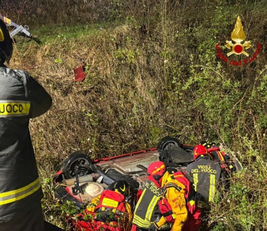 Auto finisce ribaltata in un canale nel Maceratese, occupanti salvati dai Vigili del Fuoco