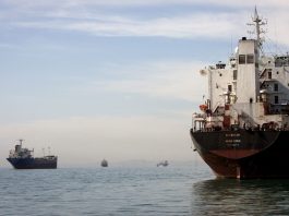 Stretto di Hormuz, Trump: “Forze Usa in Iran finché l’accordo non sarà rispettato”. Fonti iraniane: “Non passeranno più di 15 navi al giorno”