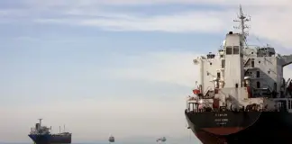 Stretto di Hormuz, Trump: “Forze Usa in Iran finché l’accordo non sarà rispettato”. Fonti iraniane: “Non passeranno più di 15 navi al giorno”