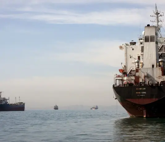 Pasdaran annunciano la presenza di mine nello Stretto di Hormuz, fornite rotte alternative. Trump “Forze Usa in Iran finché l’accordo non sarà pienamente rispettato”