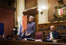 Il sindaco di Bari dona la Sacra Manna di San Nicola a Claudio Baglioni