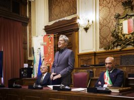 Il sindaco di Bari dona la Sacra Manna di San Nicola a Claudio Baglioni