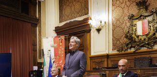 Il sindaco di Bari dona la Sacra Manna di San Nicola a Claudio Baglioni