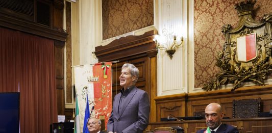 Il sindaco di Bari dona la Sacra Manna di San Nicola a Claudio Baglioni