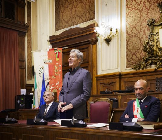 Il sindaco di Bari dona la Sacra Manna di San Nicola a Claudio Baglioni