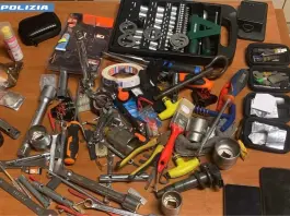 Roma, raid “low profile” tra abitazioni, auto e negozi: dodici arresti per furti