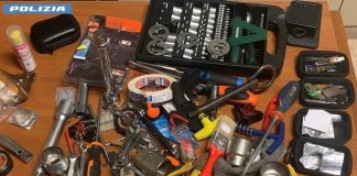 Roma, raid “low profile” tra abitazioni, auto e negozi: dodici arresti per furti