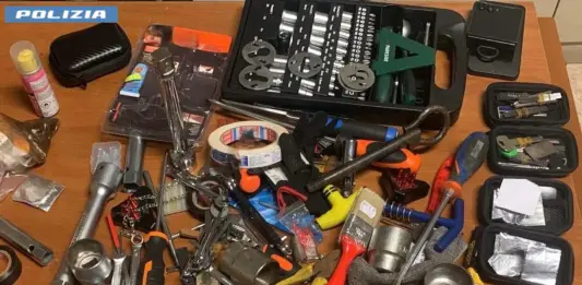 Roma, raid “low profile” tra abitazioni, auto e negozi: dodici arresti per furti