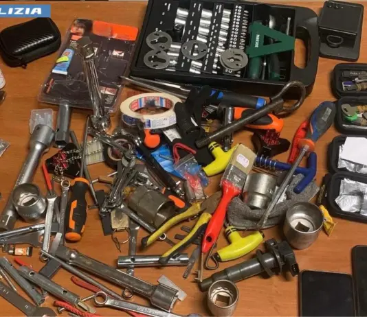 Roma, raid “low profile” tra abitazioni, auto e negozi: dodici arresti per furti