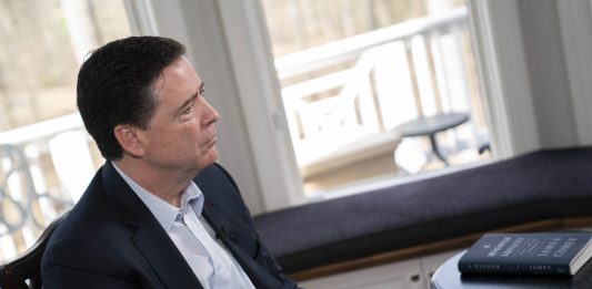 Mandato di arresto per l’ex direttore dell’Fbi James Comey, è accusato di aver minacciato di morte Trump