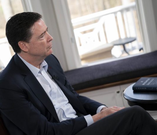 Mandato di arresto per l’ex direttore dell’Fbi James Comey, è accusato di aver minacciato di morte Trump