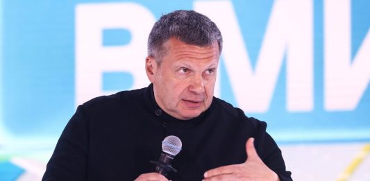 Il conduttore russo Solovyev insulta Meloni in tv: “Vergogna della razza umana, idiota patentata”