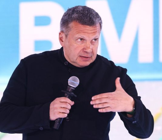 Il conduttore russo Solovyev insulta Meloni in tv: “Vergogna della razza umana, idiota patentata”. Tajani convoca l’ambasciatore