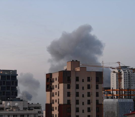 Violente esplosioni in Iran, Teheran risponde lanciando missili verso Israele