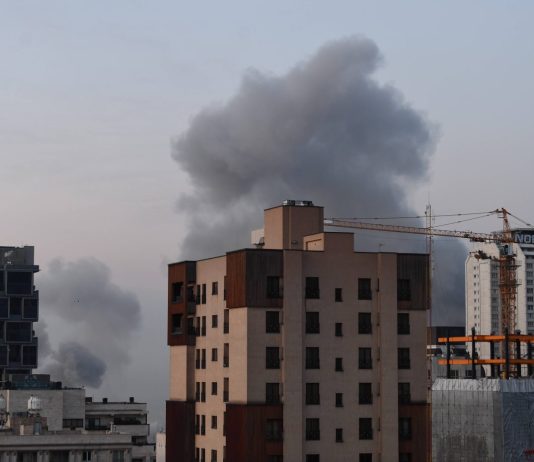 Nuovi attacchi incrociati tra Israele e Iran, Pasdaran “Pronti a operazioni su vasta scala”. Trump aveva chiesto a Netanyahu di non reagire ai missili di Teheran