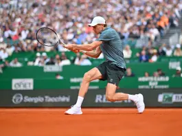 Sinner soffre, vince in tre set e vola ai quarti di Montecarlo. Berrettini sconfitto da Fonseca