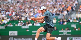 Sinner soffre, vince in tre set e vola ai quarti di Montecarlo. Berrettini sconfitto da Fonseca