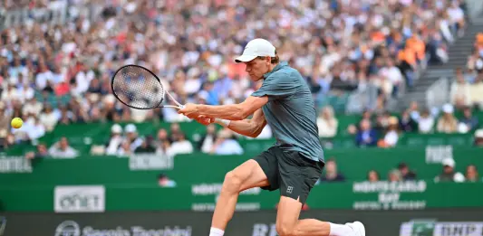 Sinner soffre, vince in tre set e vola ai quarti di Montecarlo. Berrettini sconfitto da Fonseca