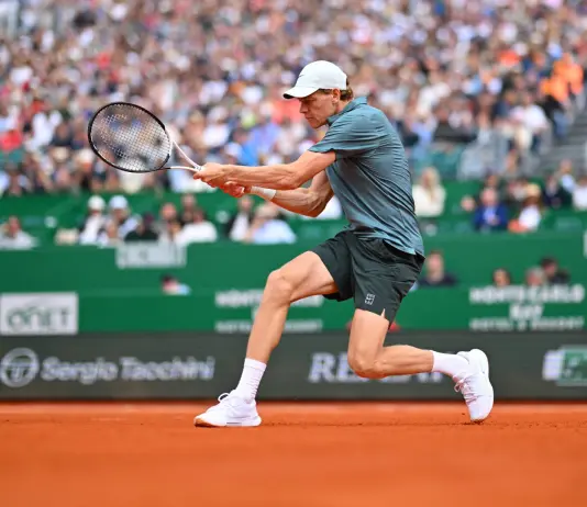 Sinner soffre, vince in tre set e vola ai quarti di Montecarlo. Berrettini sconfitto da Fonseca