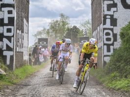 Van Aert vince la Parigi-Roubaix, battuto Pogacar in volata