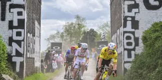 Van Aert vince la Parigi-Roubaix, battuto Pogacar in volata