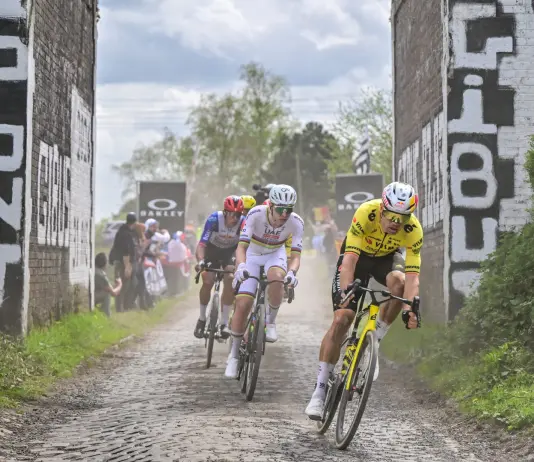 Van Aert vince la Parigi-Roubaix, battuto Pogacar in volata