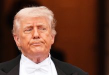 Trump ritratto con una mitragliatrice in mano: “L’Iran si dia una regolata”