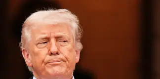 ترامب ينشر صورة له يحمل سلاحا رشاشا ويوجه رسالة حادة لإيران