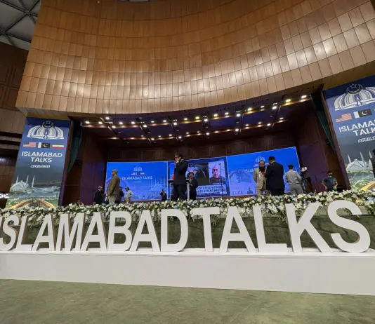 In corso i colloqui Usa-Iran a Islamabad. “Nave militare americana ha attraversato Hormuz”: Teheran smentisce