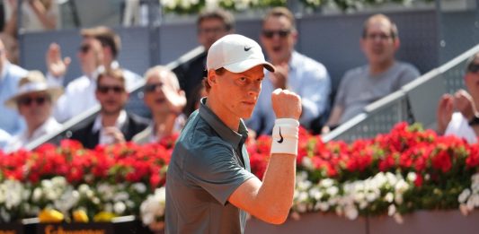 Sinner rimonta Bonzi e vince al terzo set all’esordio a Madrid, avanti anche Musetti