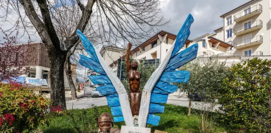 17 anni fa il sisma dell’Aquila, in città celebrazioni e il ricordo delle vittime. La Russa “Memoria richiama al dovere della responsabilità”