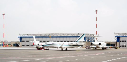 Scattano le prime restrizioni per i carburanti in 4 aeroporti italiani