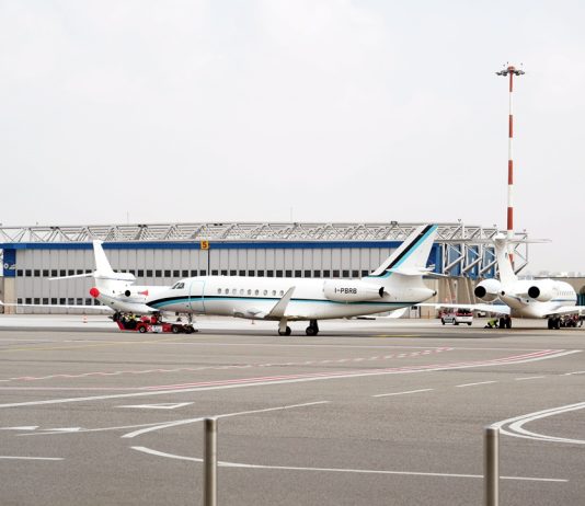 Scattano le prime restrizioni per i carburanti in 4 aeroporti italiani