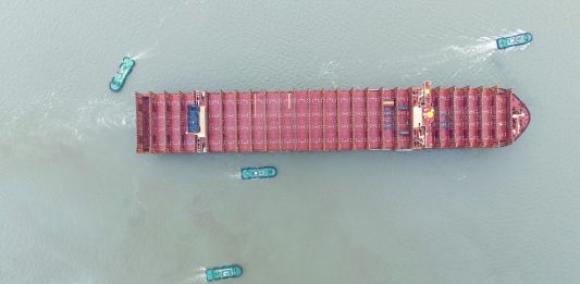 Stretto di Hormuz, l’Iran sequestra due navi e colpisce una terza imbarcazione