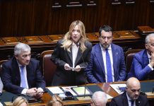 Meloni alla Camera “Niente dimissioni o rimpasto, non scappo. Fango dalle opposizioni” / Video. Schlein “Nessun italiano oggi sta meglio”